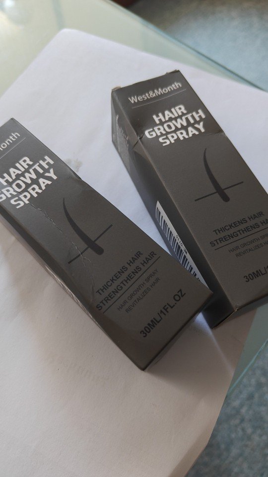 Foto de dois produtos West&Month recebidos por João